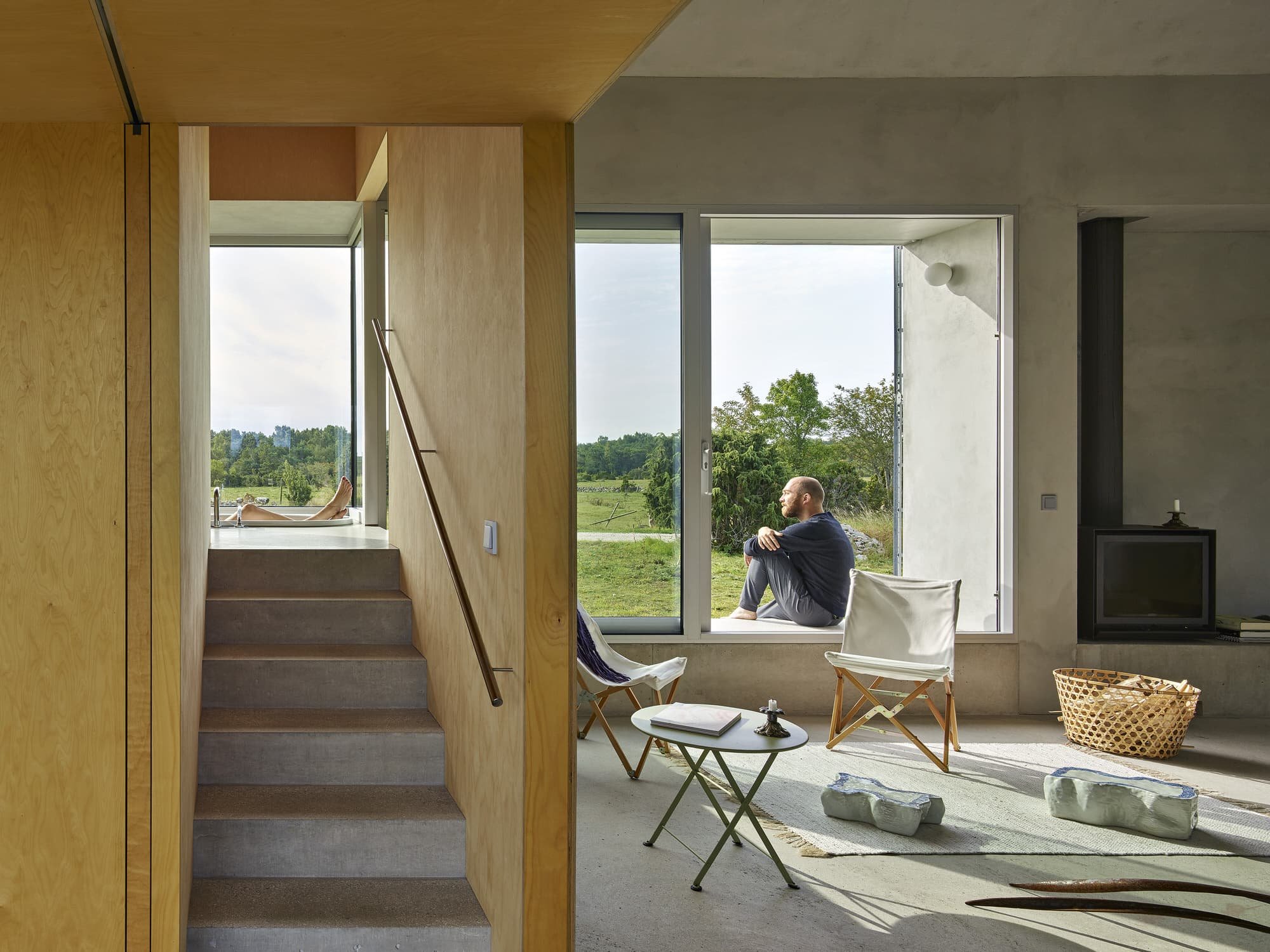 Casa de hormigon moderna escaleras salon con chimeena