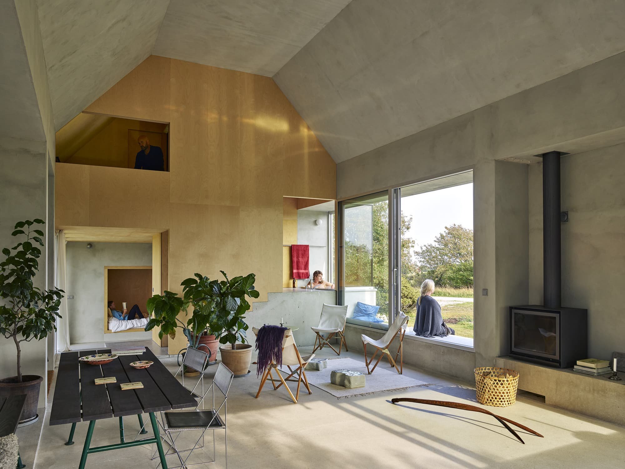Casa de hormigon moderna salon con pared de madera