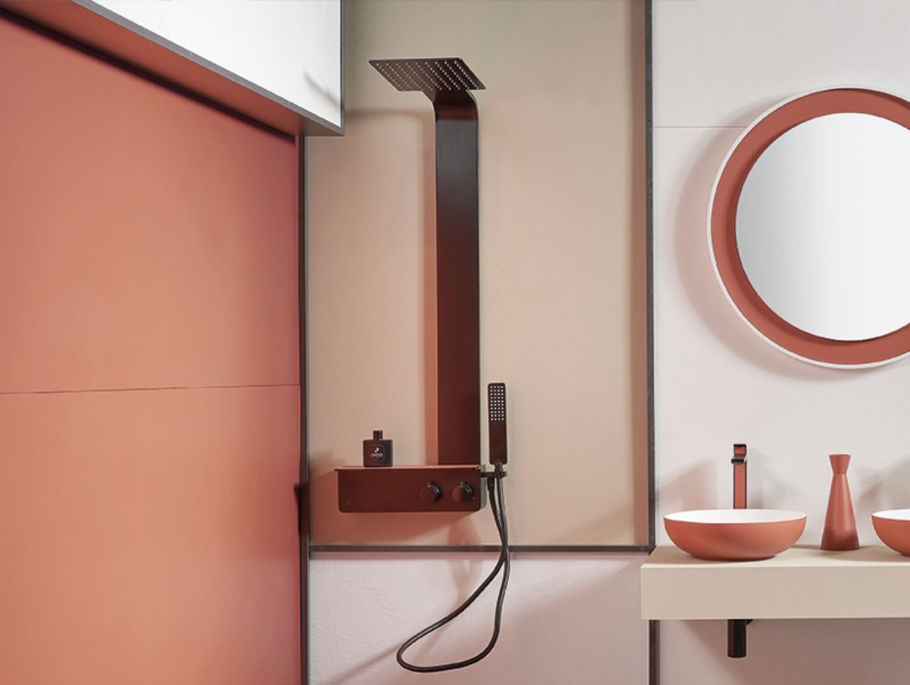 Columna de ducha en color rojo teja de la firma Acquabella