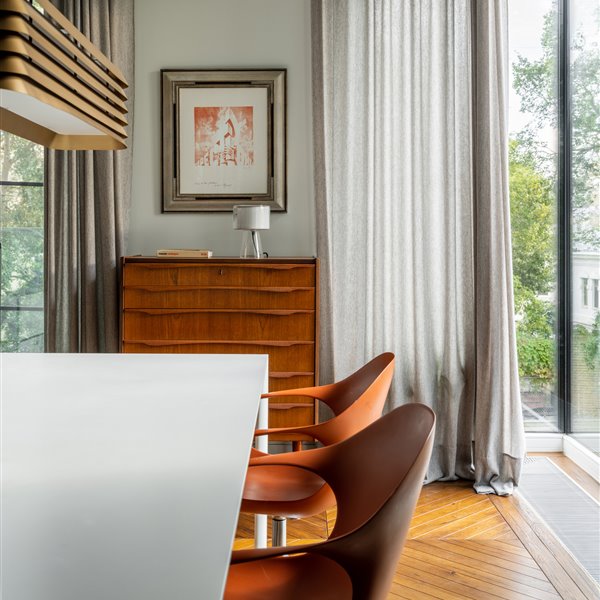 Un pisazo en Moscú con decoración de interiores con toques dorados y mucha luz