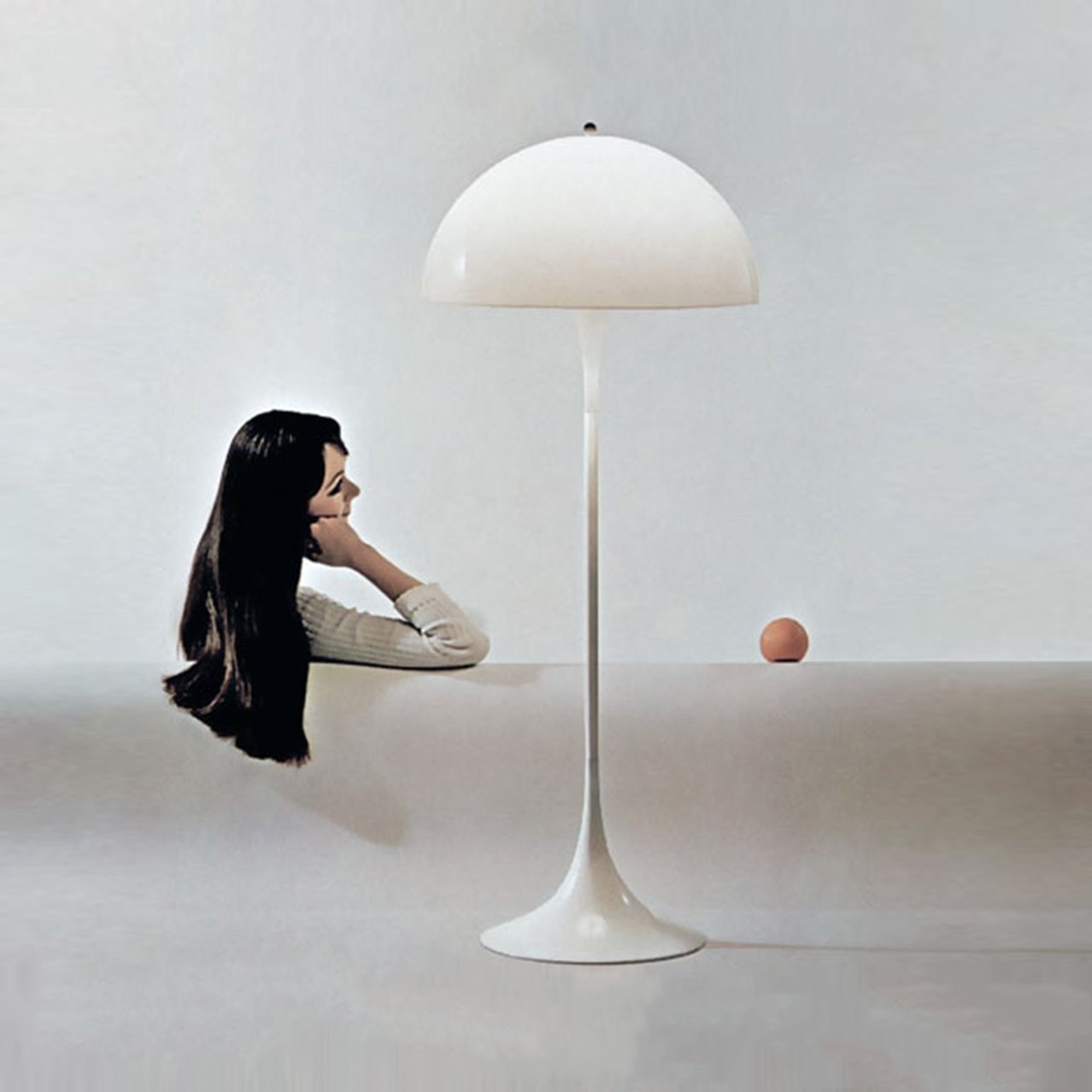 La iluminación, según Verner Panton, es un elemento fundamental en la trama decorativa de un espacio. Con su pantalla semiesférica de 45 cm de diámetro y la base en forma de trompeta, la lámpara Panthella se ha convertido a la vez en un objeto de culto del diseño moderno y en un producto de uso generalizado que los modelos de mesa y el gusto popular facilitaron.