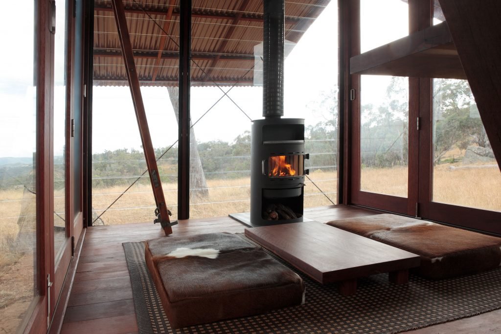 Cabaña de madera con estufa