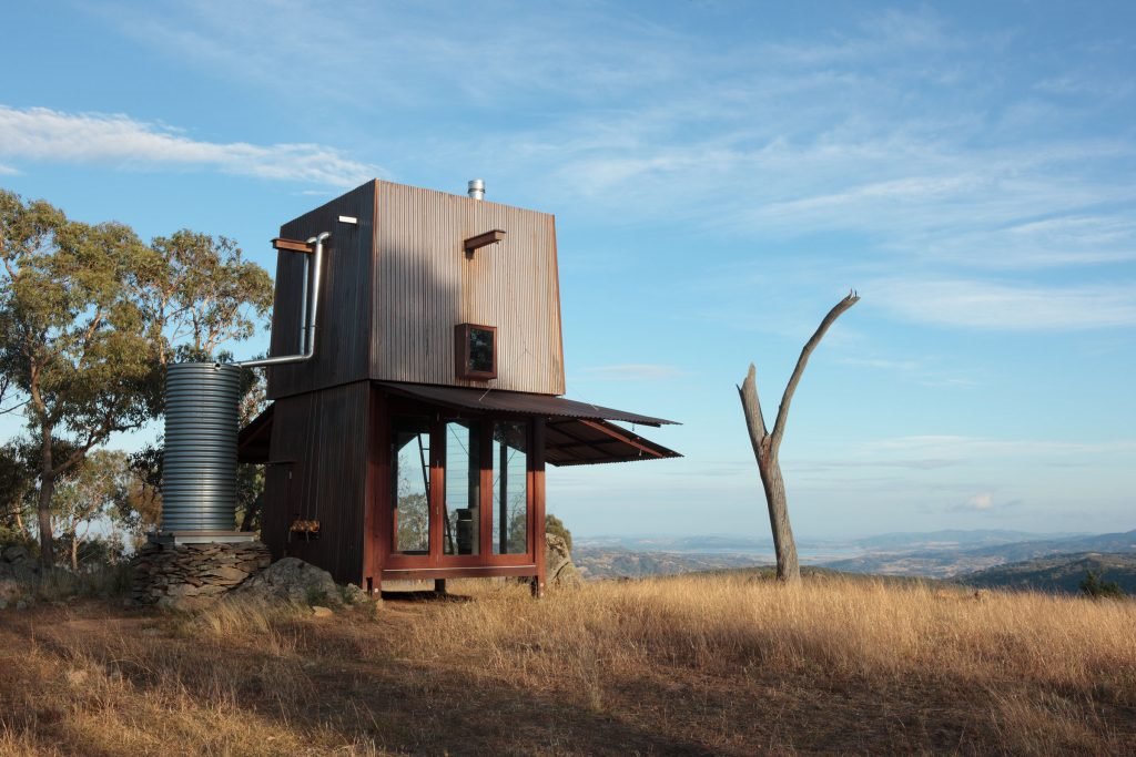 Cabaña de madera en el campo montaña