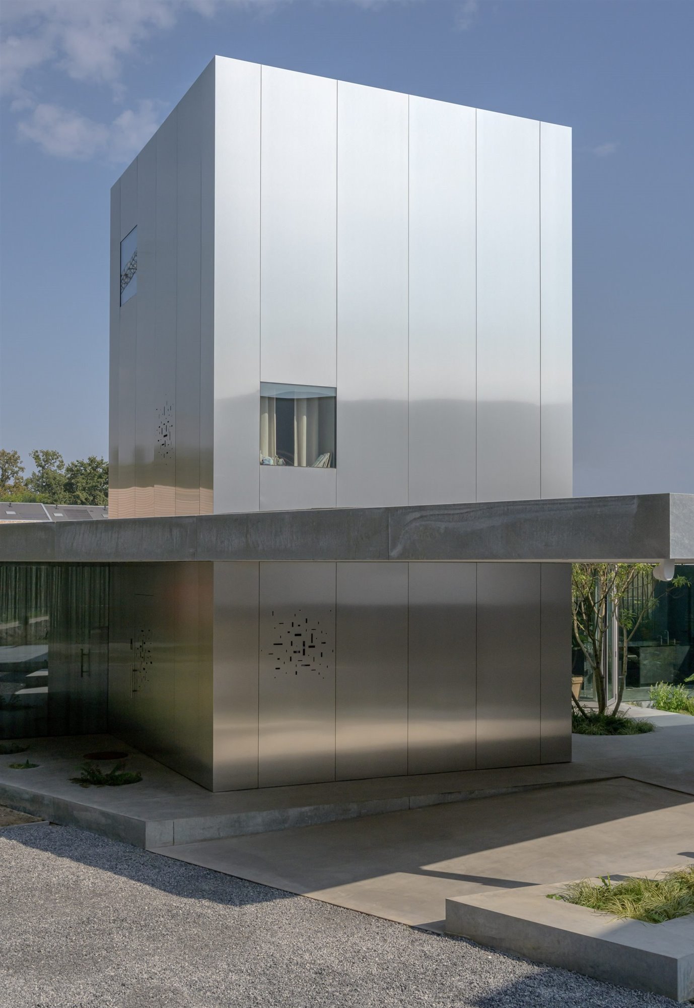 Casa en Eindhoven con fachada metalica de acero