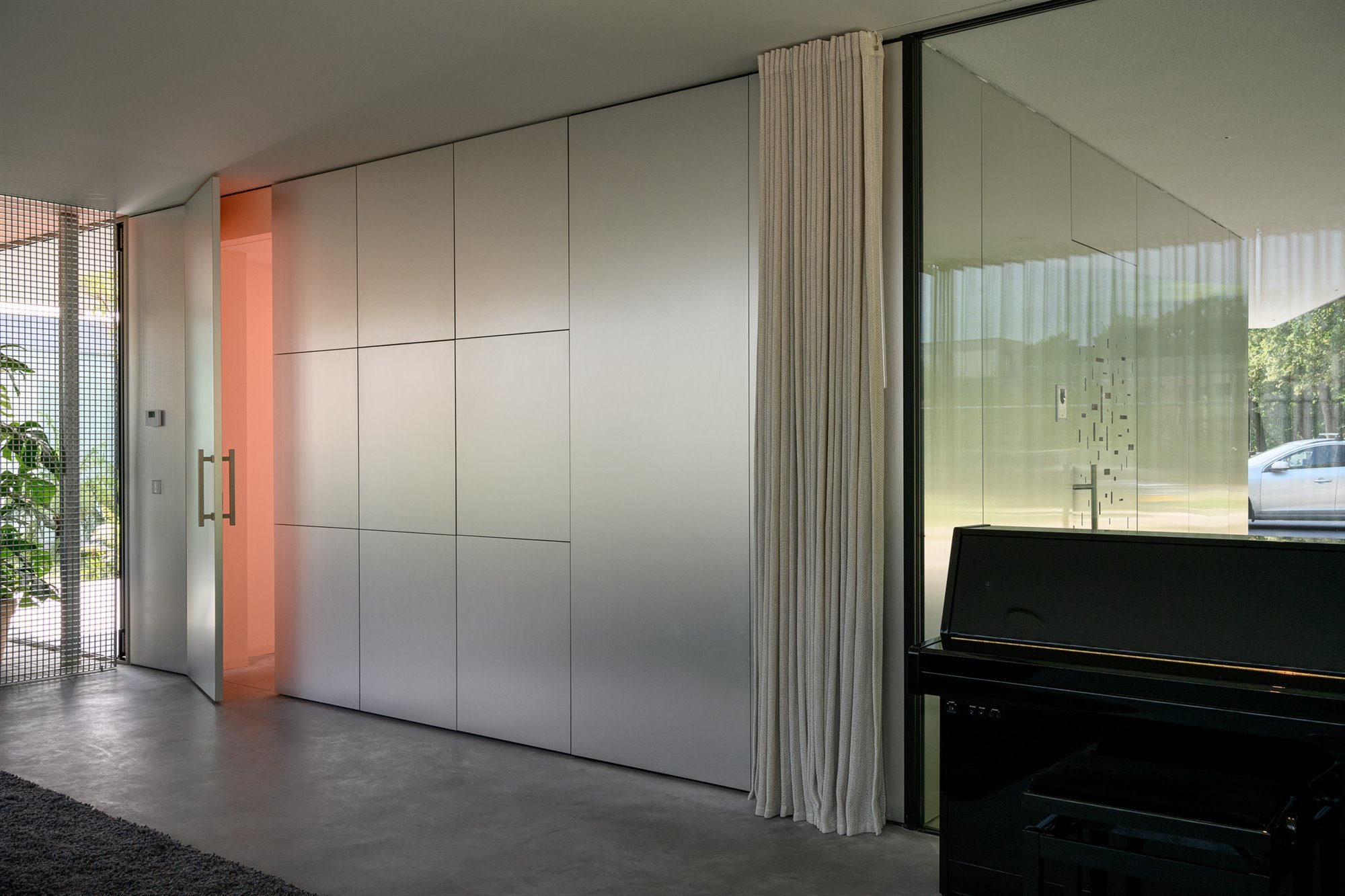 Casa en Eindhoven con fachada metalica entrada