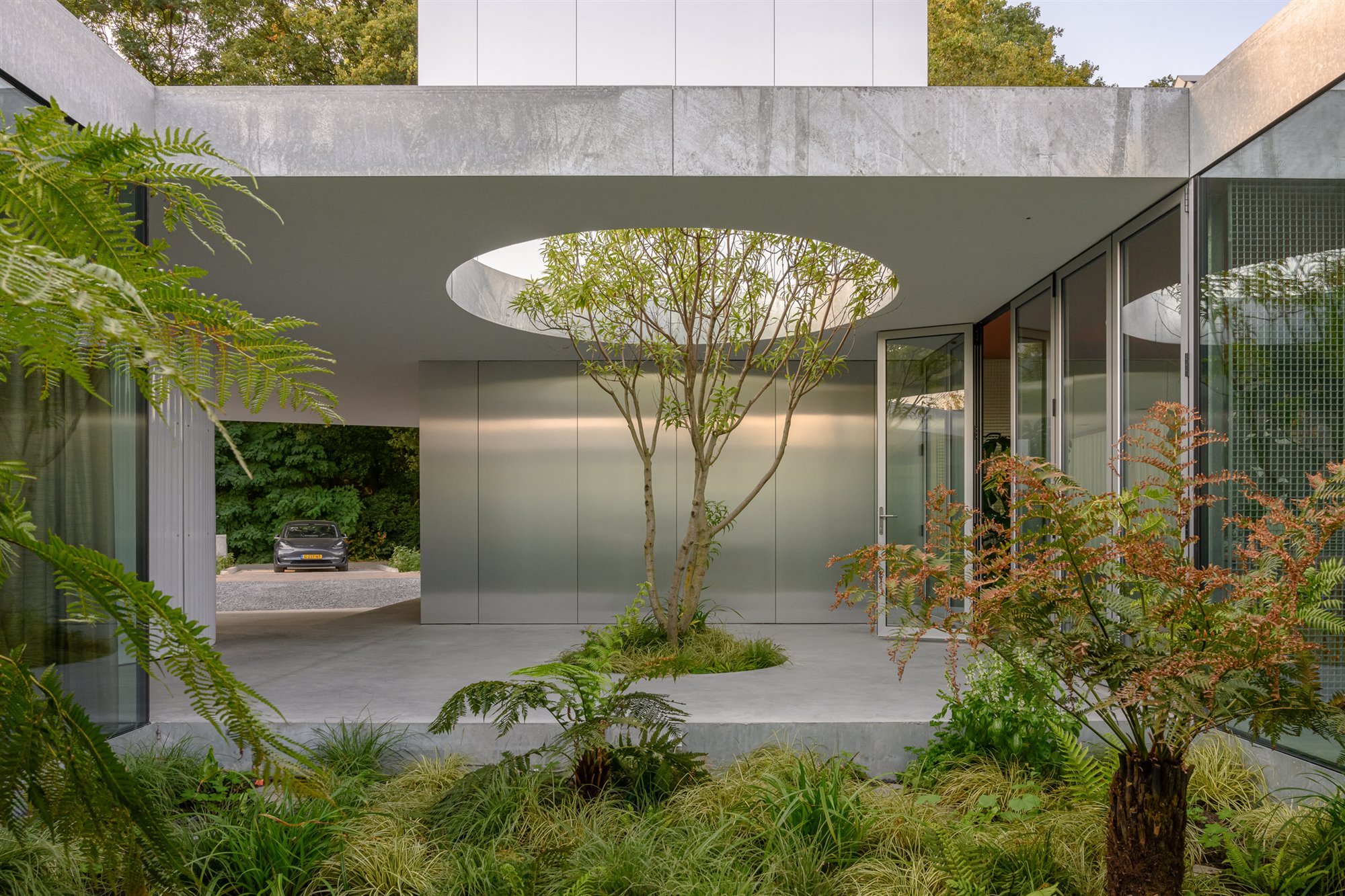 Casa en Eindhoven con fachada metalica lucernario con jardin