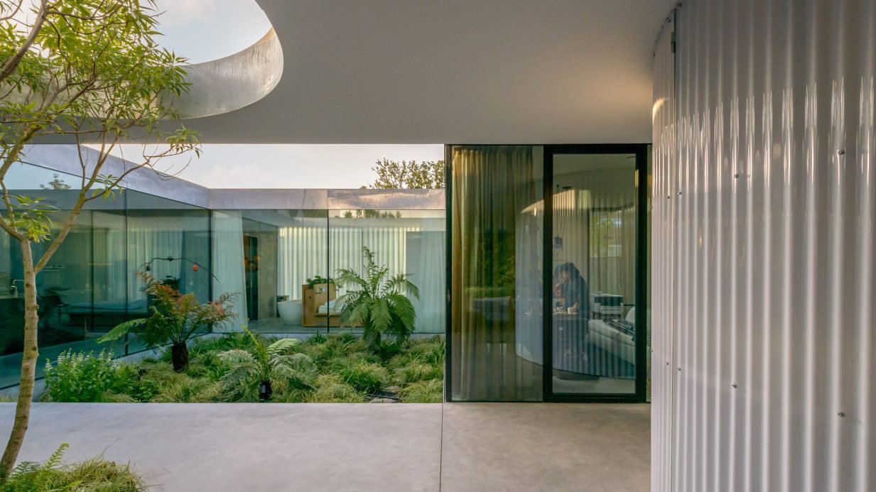 Casa en Eindhoven con fachada metalica patio interior