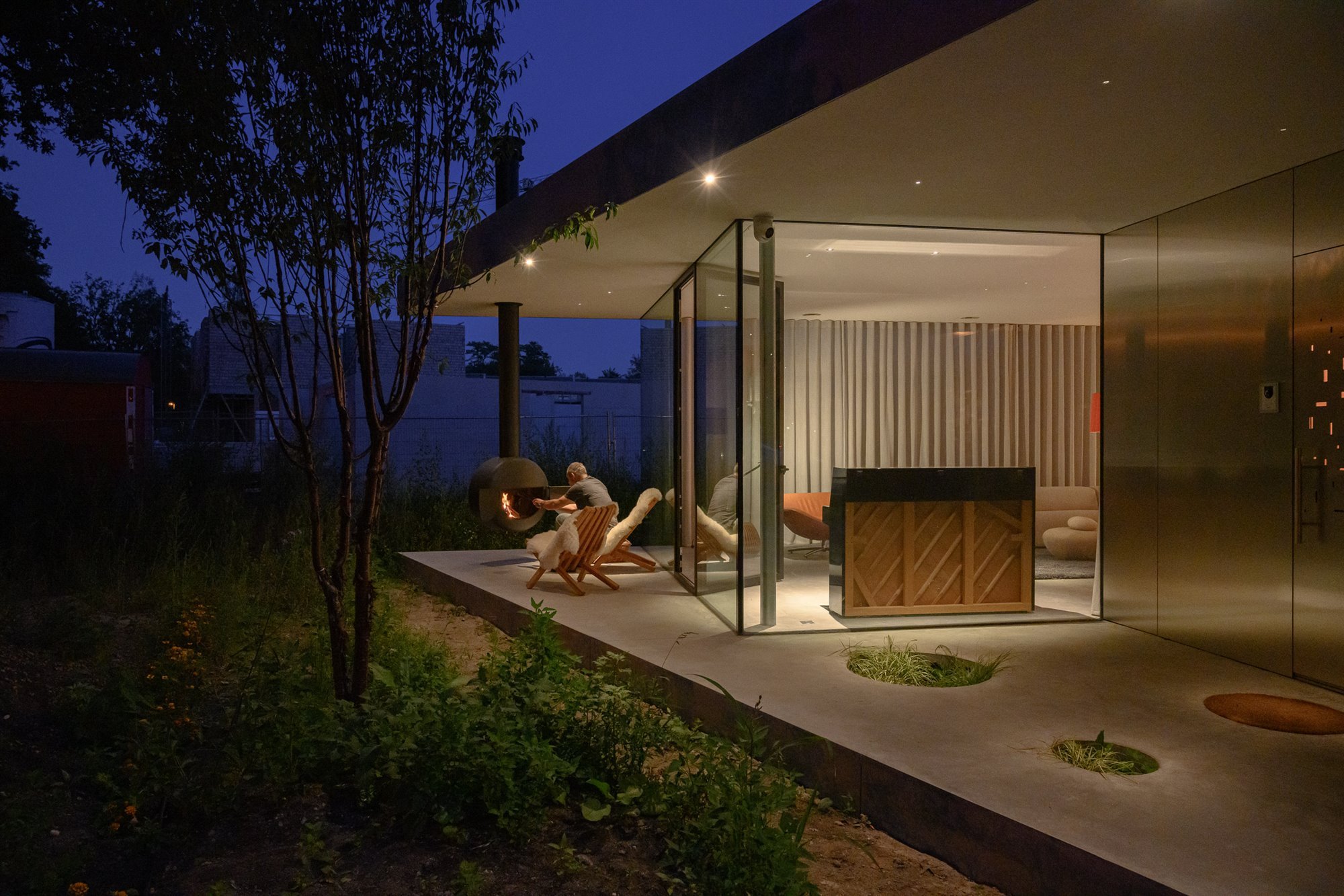 Casa en Eindhoven con fachada metalica porche por la noche