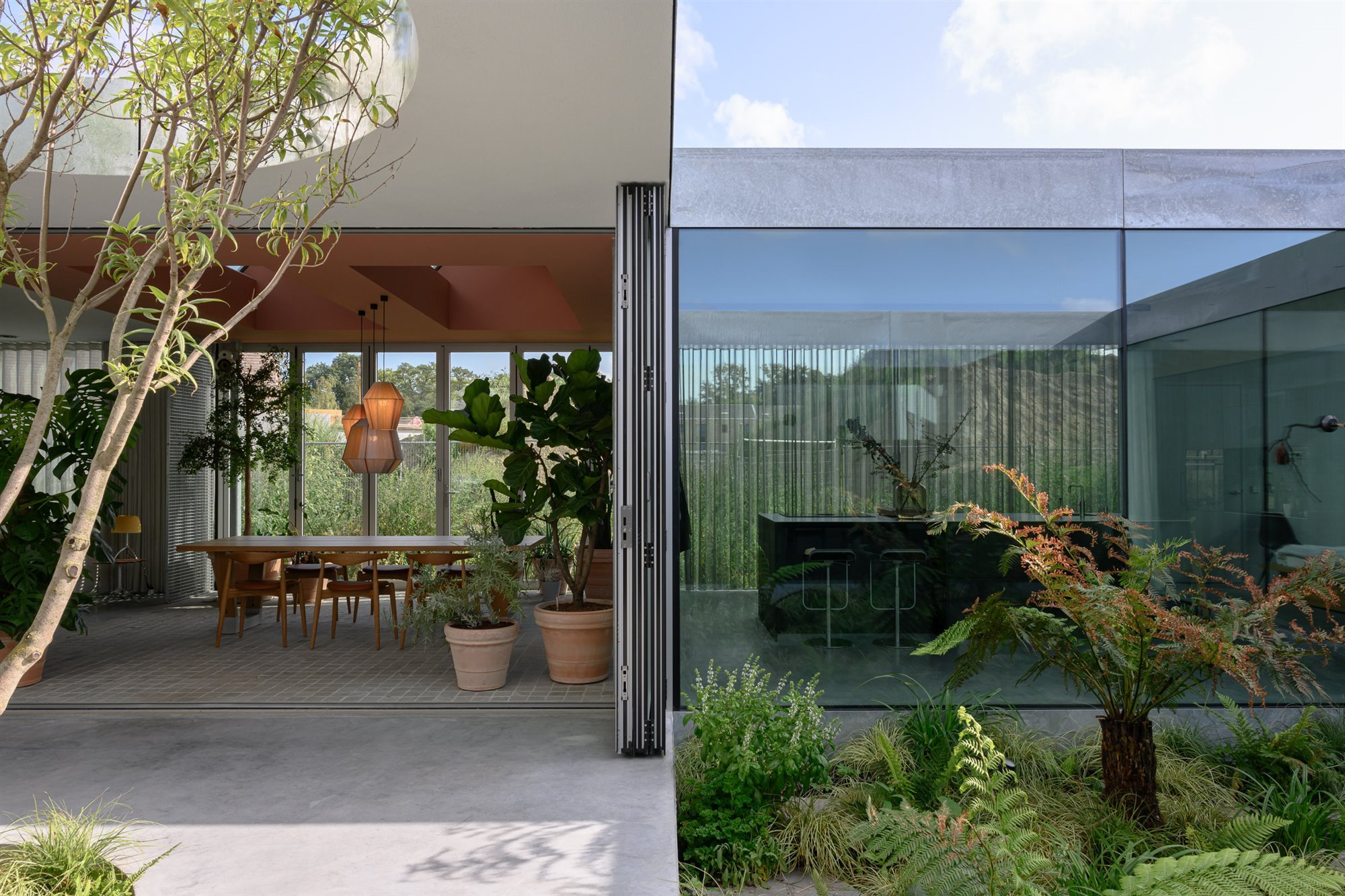 Casa en Eindhoven con fachada metalica salon abierto