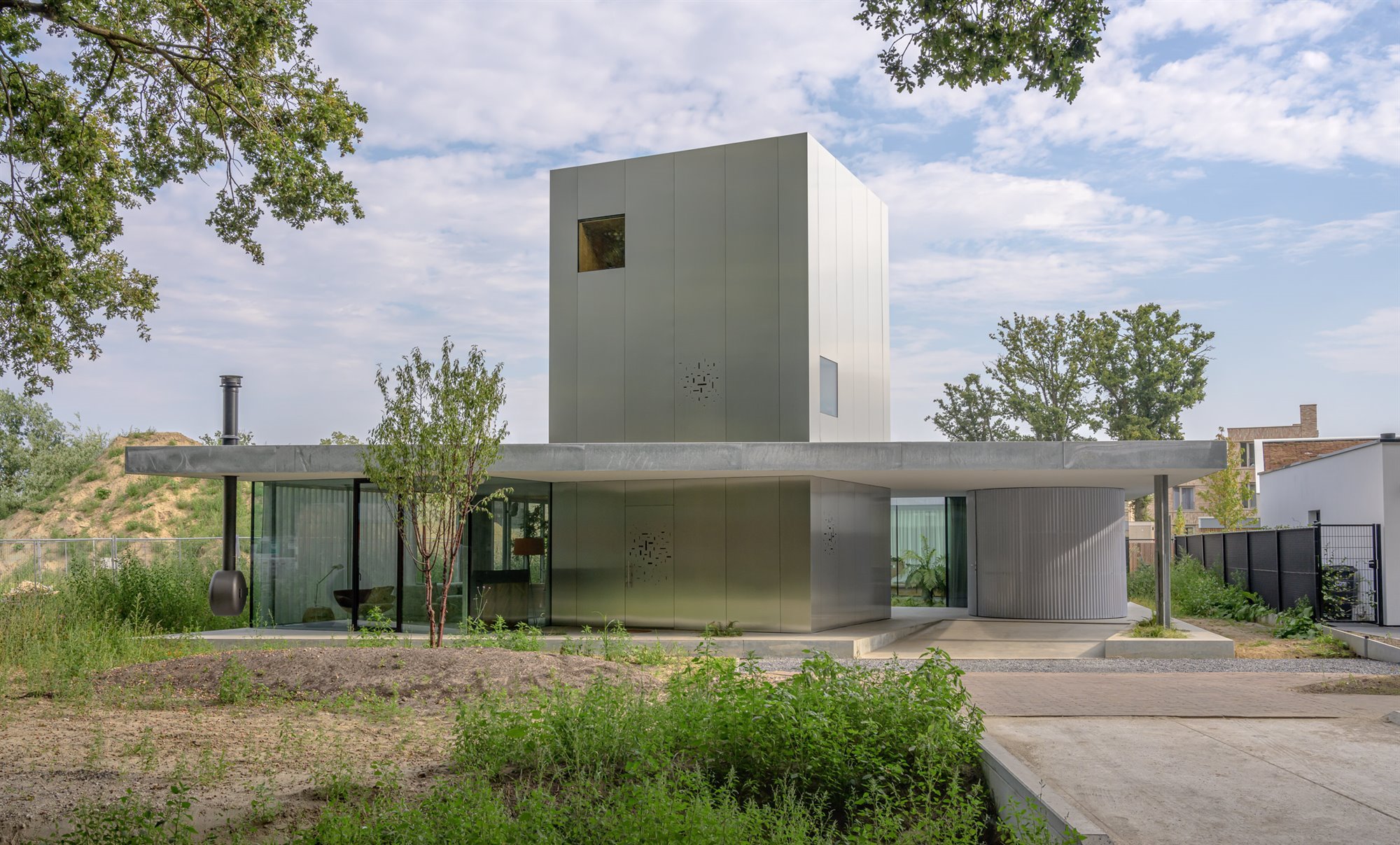 Casa en Eindhoven con fachada metalica vista general
