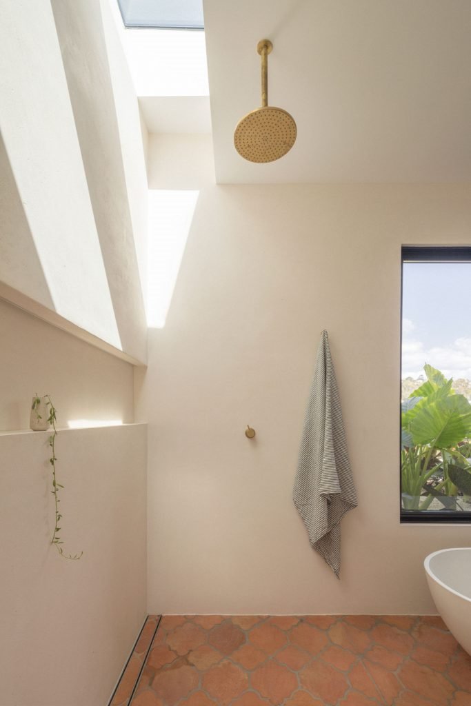Casa junto a la playa de Australia con paredes blancas encaladas y decoracion moderna baño