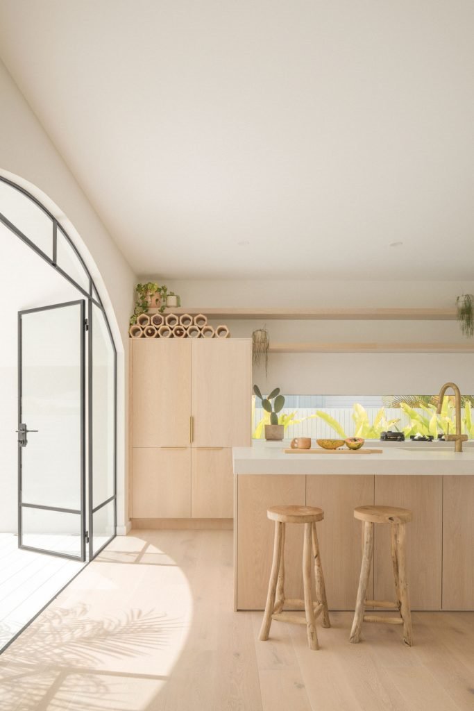 Casa junto a la playa de Australia con paredes blancas encaladas y decoracion moderna cocina de madera