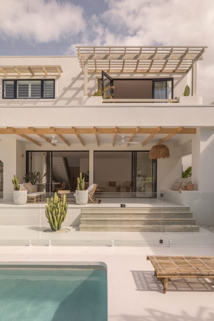 Casa junto a la playa de Australia con paredes blancas encaladas y decoracion moderna patio con piscina