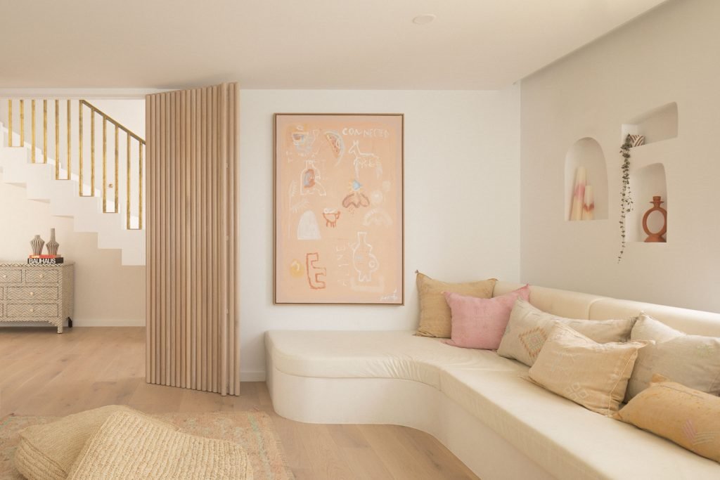 Casa junto a la playa de Australia con paredes blancas encaladas y decoracion moderna salon con puerta de madera