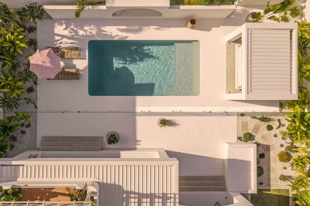 Casa junto a la playa de Australia con paredes blancas encaladas y decoracion moderna vista aerea piscina