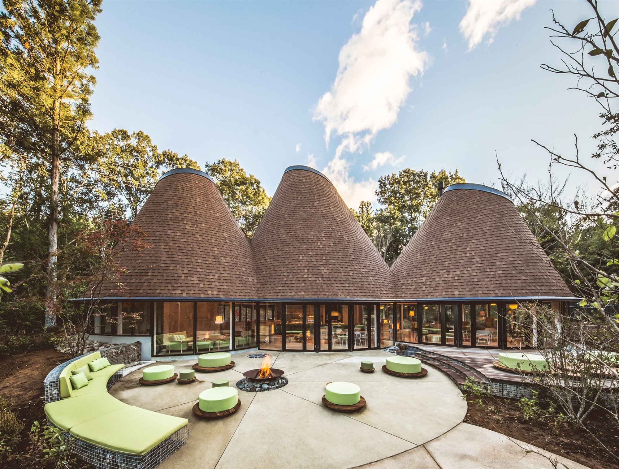 Hotel de madera en las montañas de japon comedor exterior con chimenea