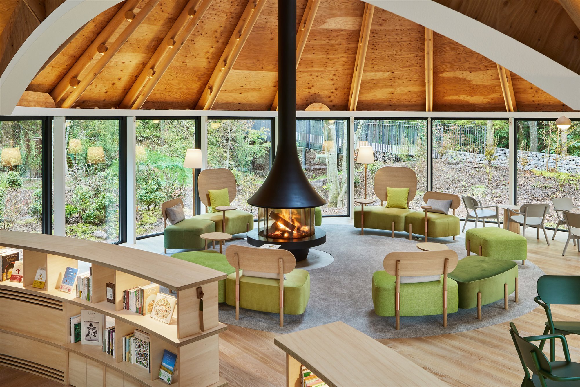 Hotel de madera en las montañas de japon comedor libreria