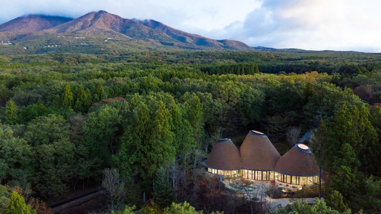Hotel de madera en las montañas de japon vista aerea con bosque