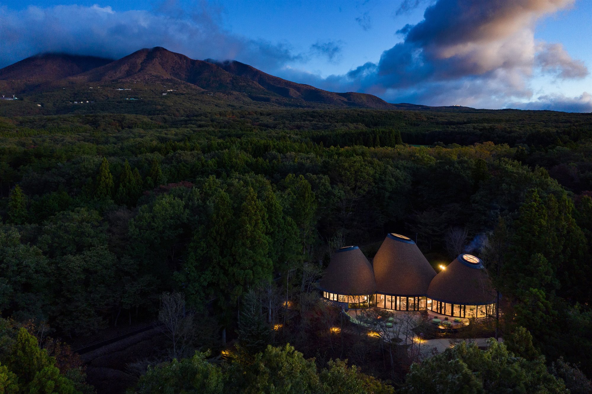 Hotel de madera en las montañas de japon vista aerea de noche