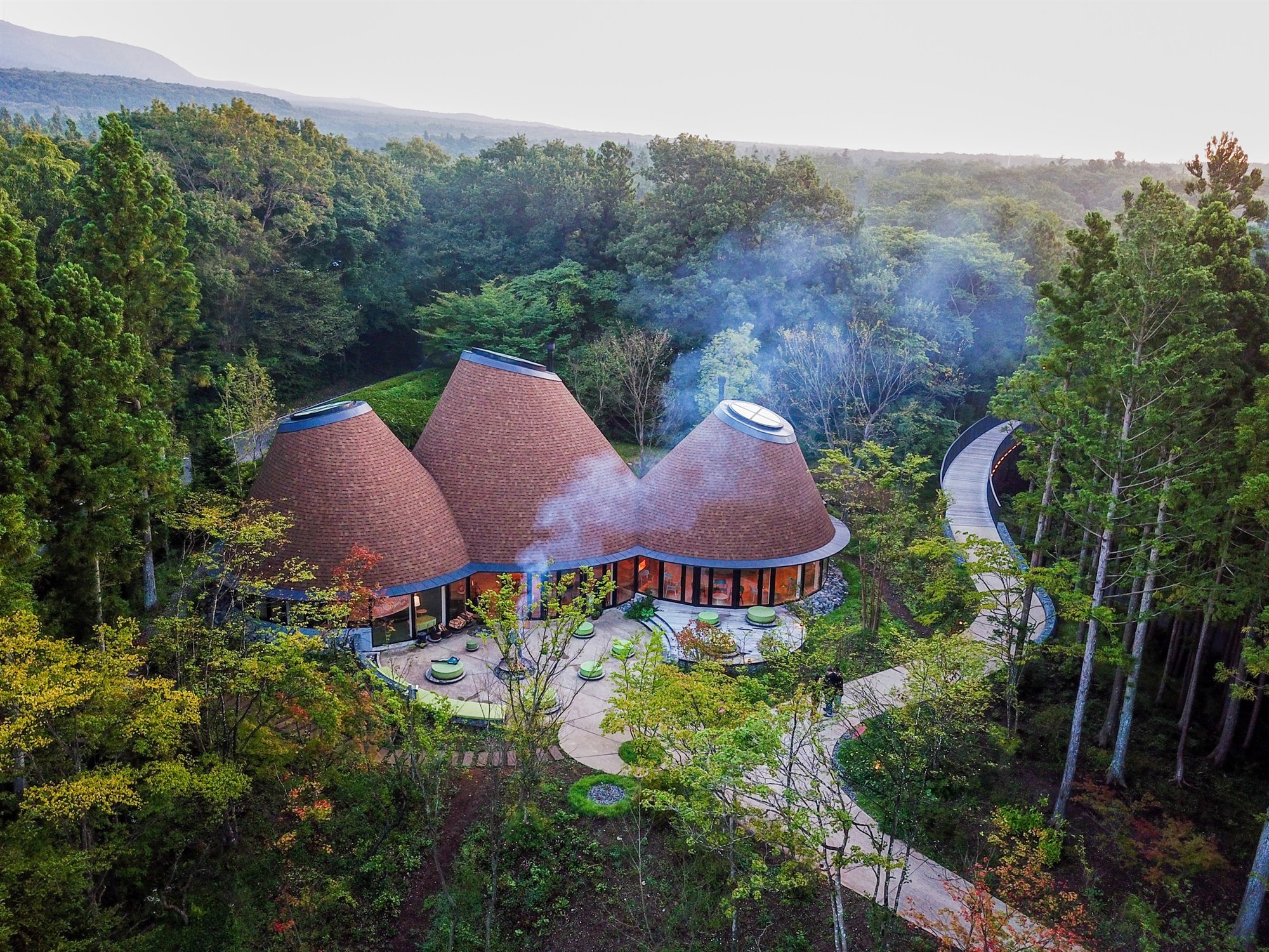 Hotel de madera en las montañas de japon vista aerea