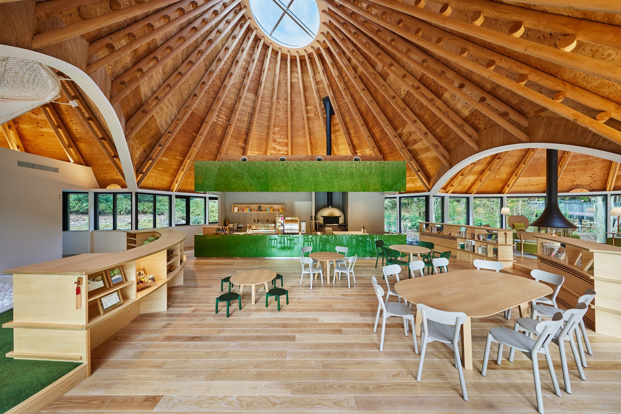 Hotel de madera en las montañas de japon zona comun