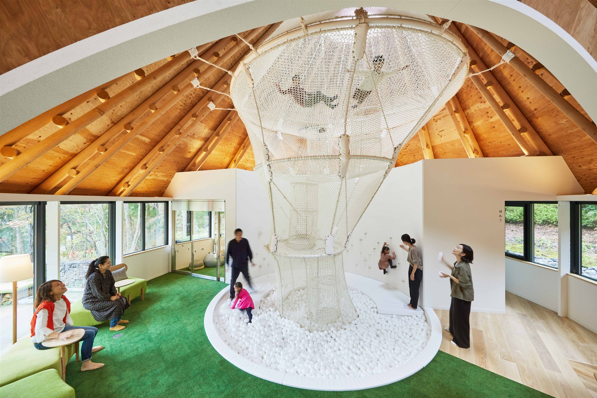 Hotel de madera en las montañas de japon zona de juegos