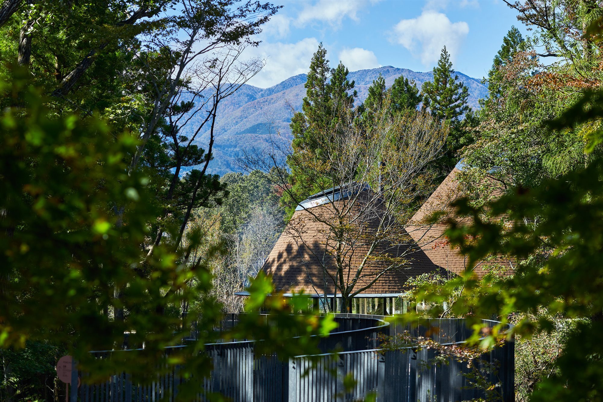 Hotel de madera en las montañas de japon