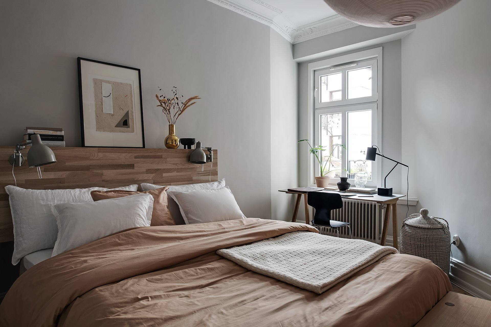 Piso con decoracion nordica moderna y paredes pintadas en color gris dormitorio con cama con cabecero de madera