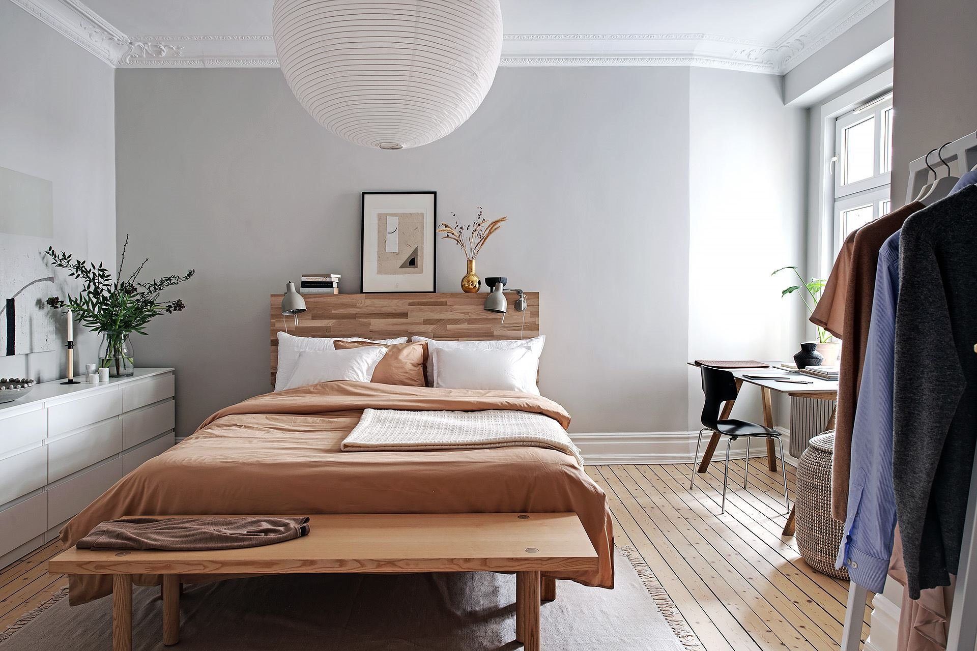 Piso con decoracion nordica moderna y paredes pintadas en color gris dormitorio con techos con molduras