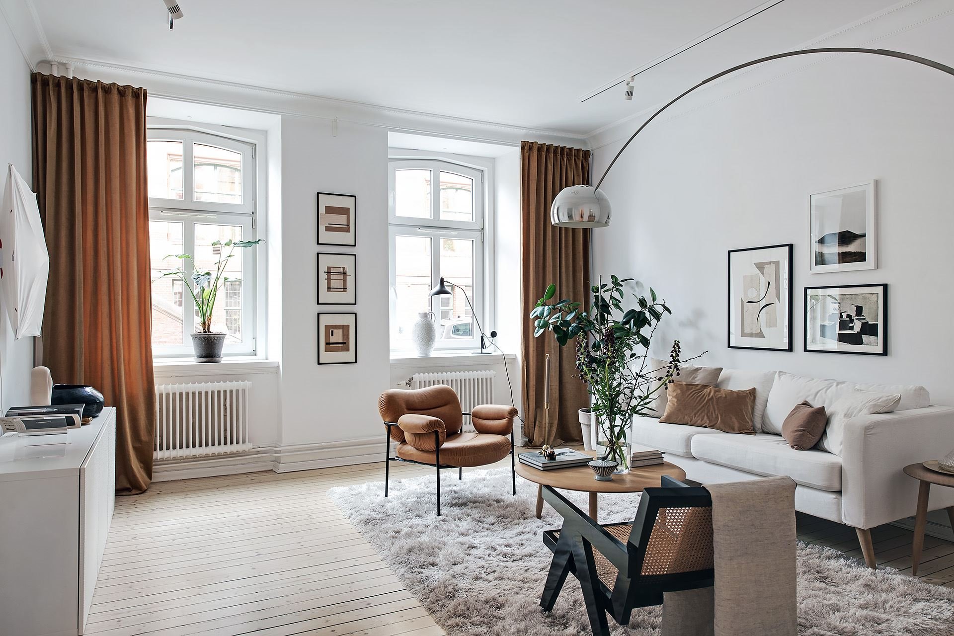 Piso con decoracion nordica moderna y paredes pintadas en color gris salon con cortinas