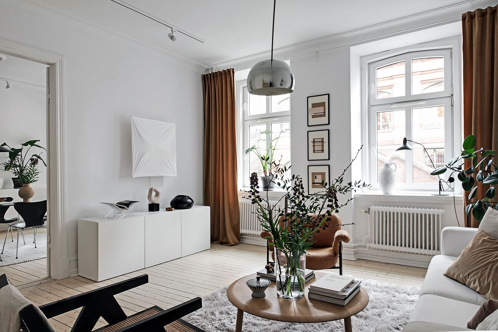Piso con decoracion nordica moderna y paredes pintadas en color gris salon con sofa y alfombra blanca