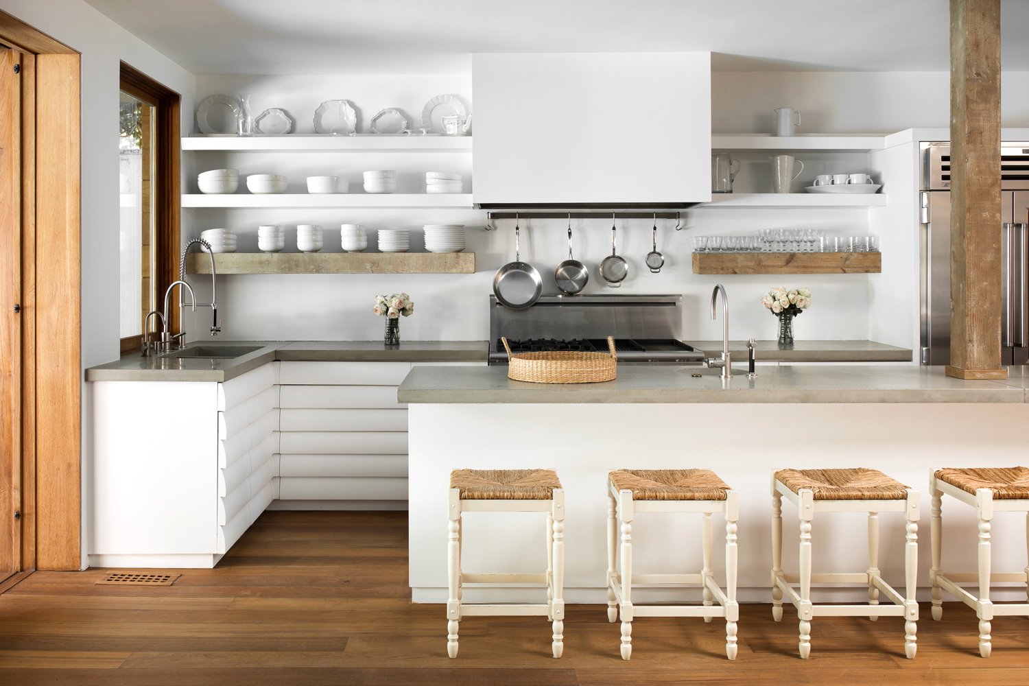 cocina blanca con isla casa pamela anderson
