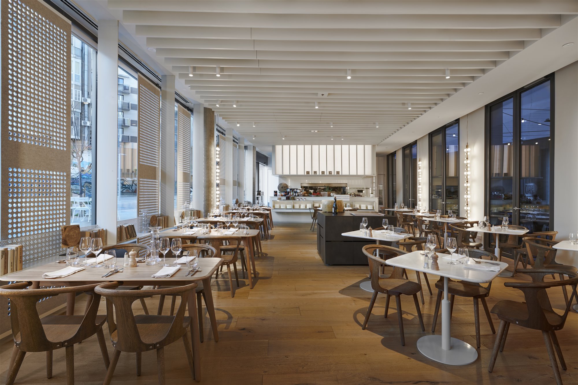 Hotel en Barcelona diseñado por Isabel Lopez Vilalta comedor con sillas de madera