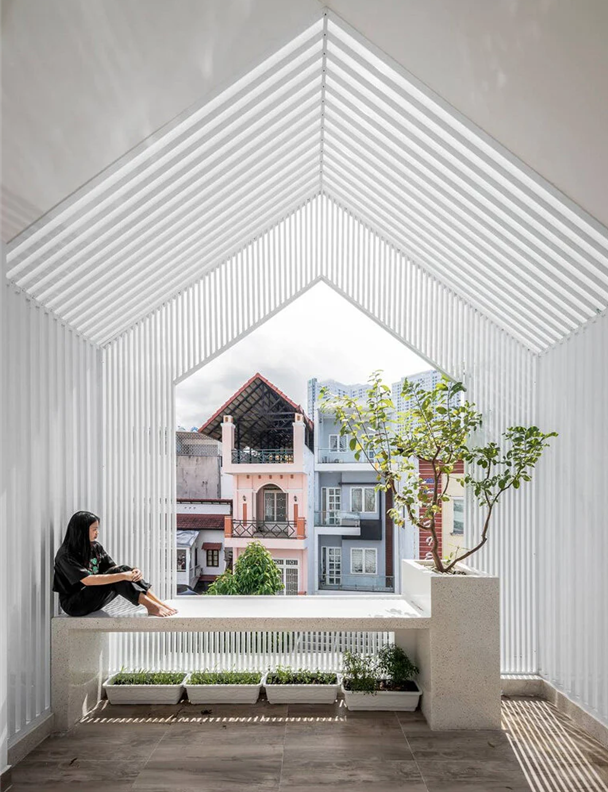 Esta casa de Vietnam está llena de patios que invitan a la vida interior