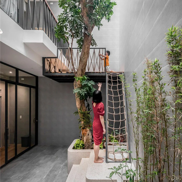 Esta casa de Vietnam está llena de patios que invitan a la vida interior