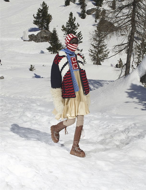 ¿Qué hacen estas modelos en medio de los Alpes Italianos?