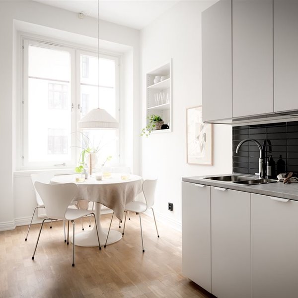 Un piso muy pequeño con decoración de interiores en estilo nórdico