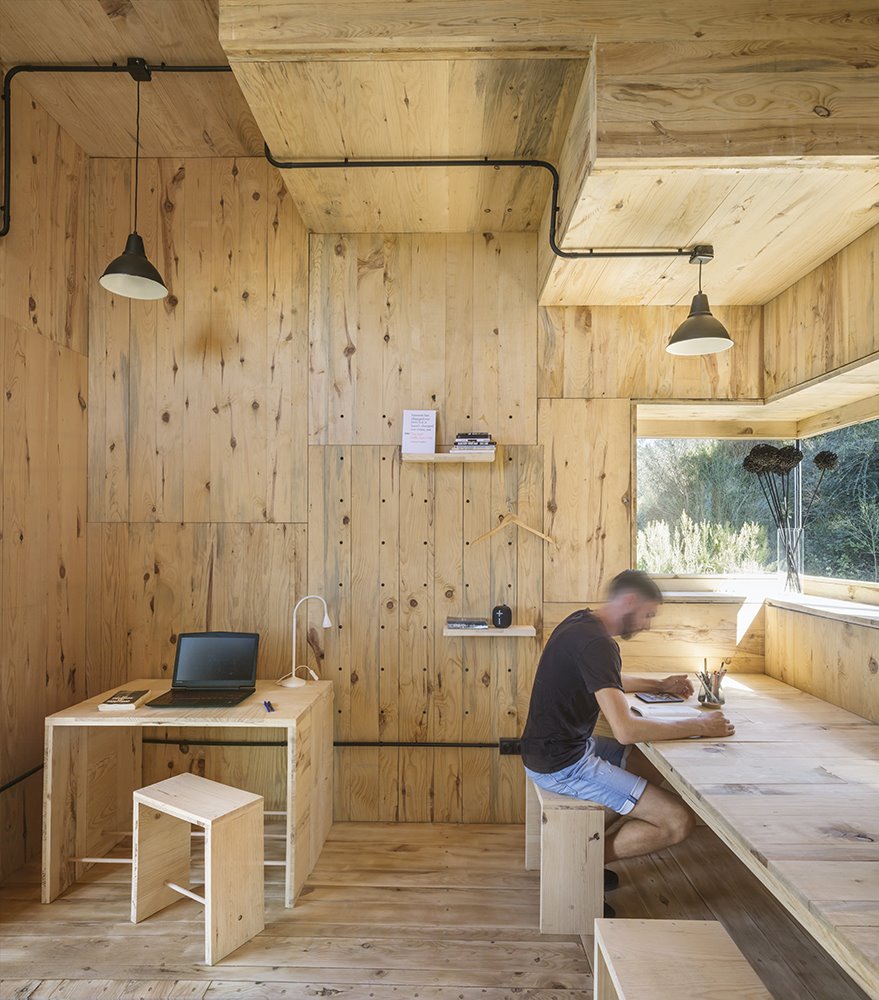 Cada lámina de madera se codificó en una secuencia específica, se etiquetó y se prensó en más de 30 paneles estructurales de CLT que se ensamblaron en un cubo de 3,6 x 3,6m