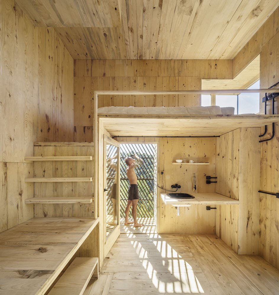 La casa está equipada con placas solares, una batería de almacenamiento de electricidad y un sistema de recogida de agua de lluvia, reciclaje de aguas grises y tratamiento de aguas negras.