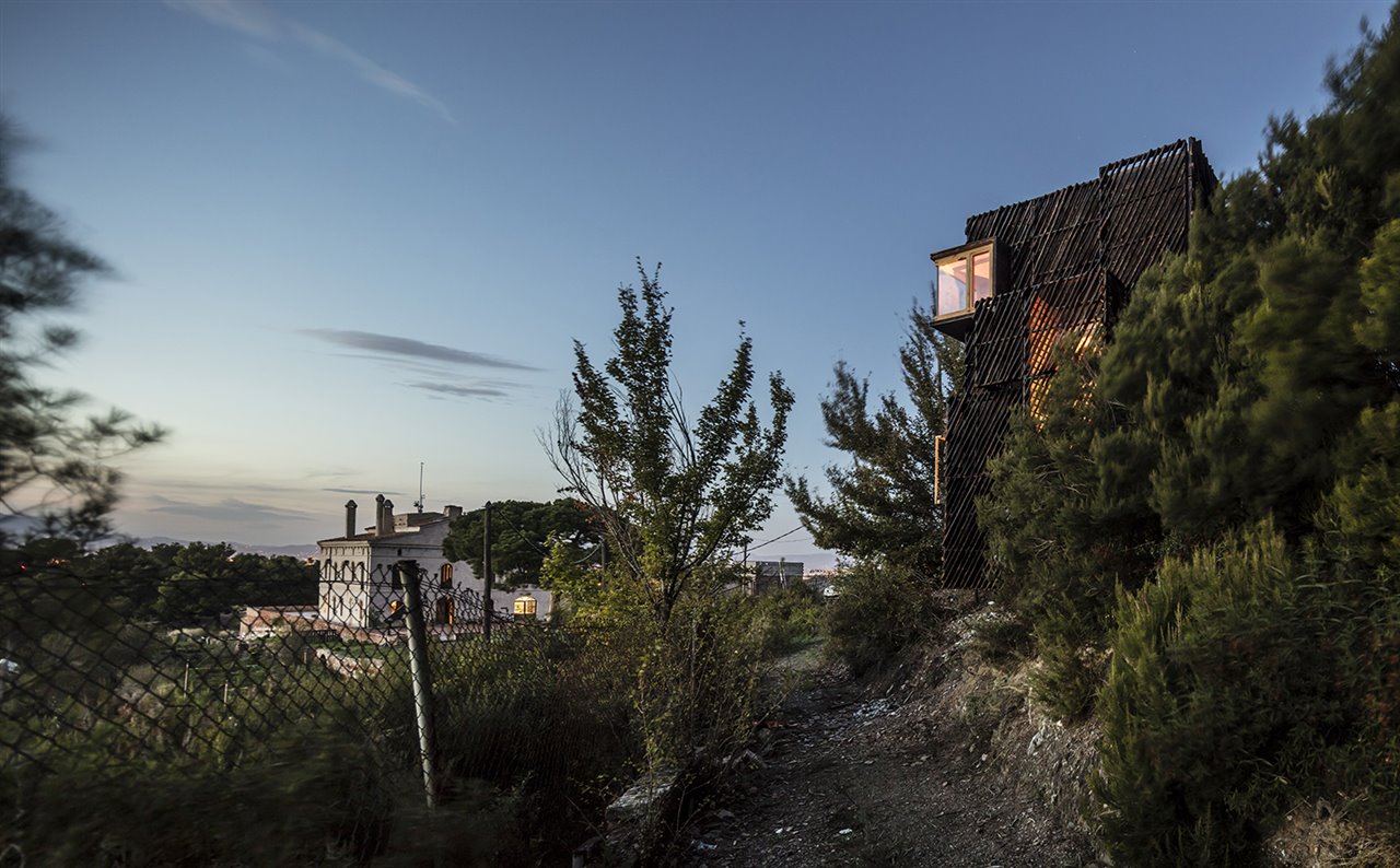 La casa se levanta a escasos metros de Valldaura Labs, el campus del IAAC donde se ha desarrollado el proyecto.