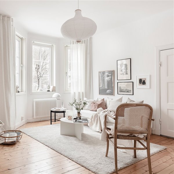 Mini piso en Suecia con decoracion moderna nordica salon con lampara de techo