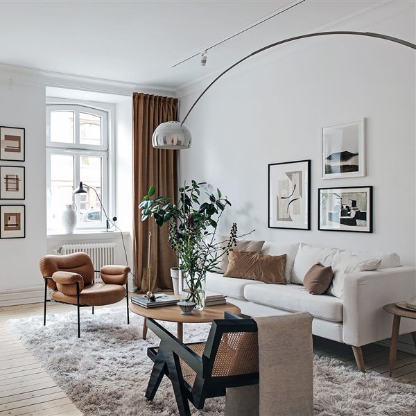 Piso con decoracion nordica moderna y paredes pintadas en color gris salon con cortinas