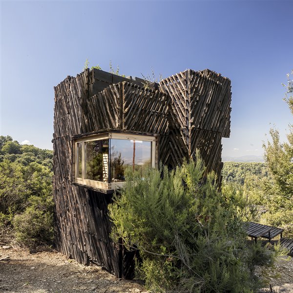Sobre los paneles de madera CLT se colocó un aislamiento de corcho, y sobre ella una piel de madera quemada, utilizando la técnica japonesa Shou Sugi Ban, que protege al edificio de la lluvia.