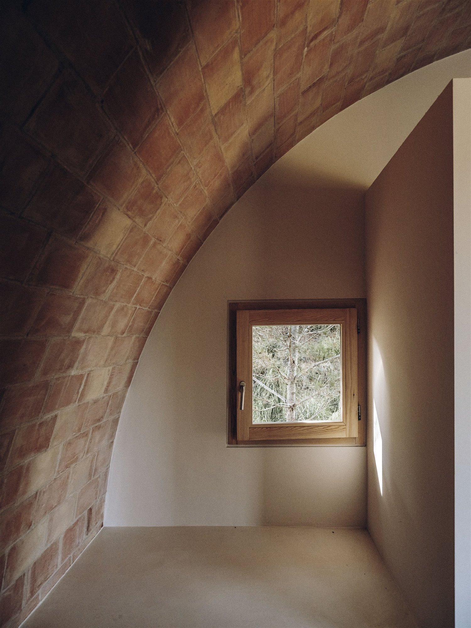 Casa moderna en el campo del estudio de arquitectura Mesura buhardilla con volta catalana de ladrillo