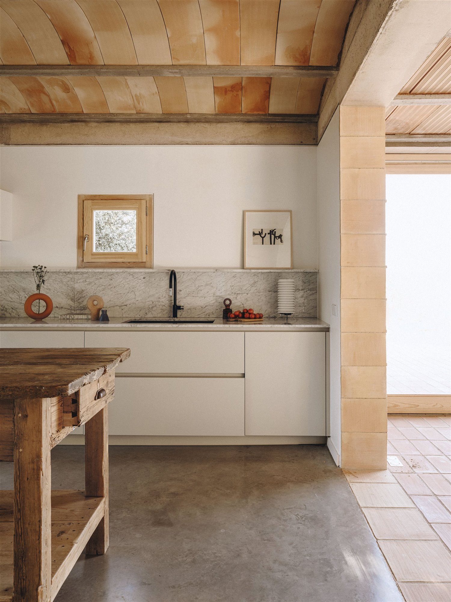 Casa moderna en el campo del estudio de arquitectura Mesura cocina con muebles de madera