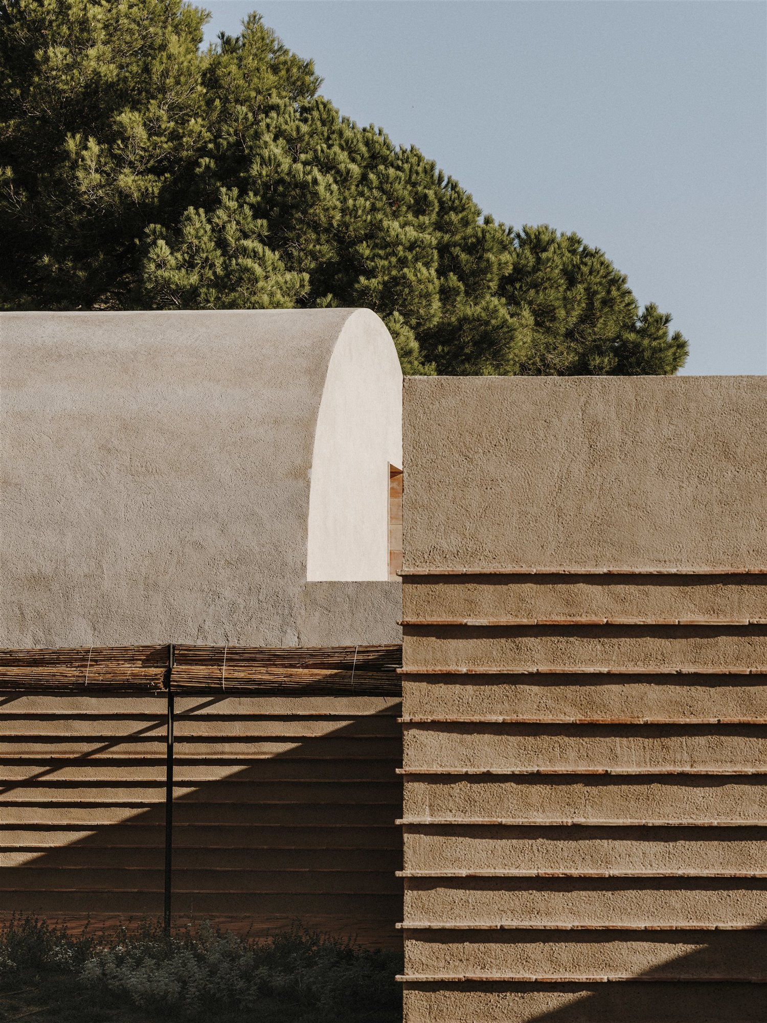 Casa moderna en el campo del estudio de arquitectura Mesura detalle de la fachada con arcos