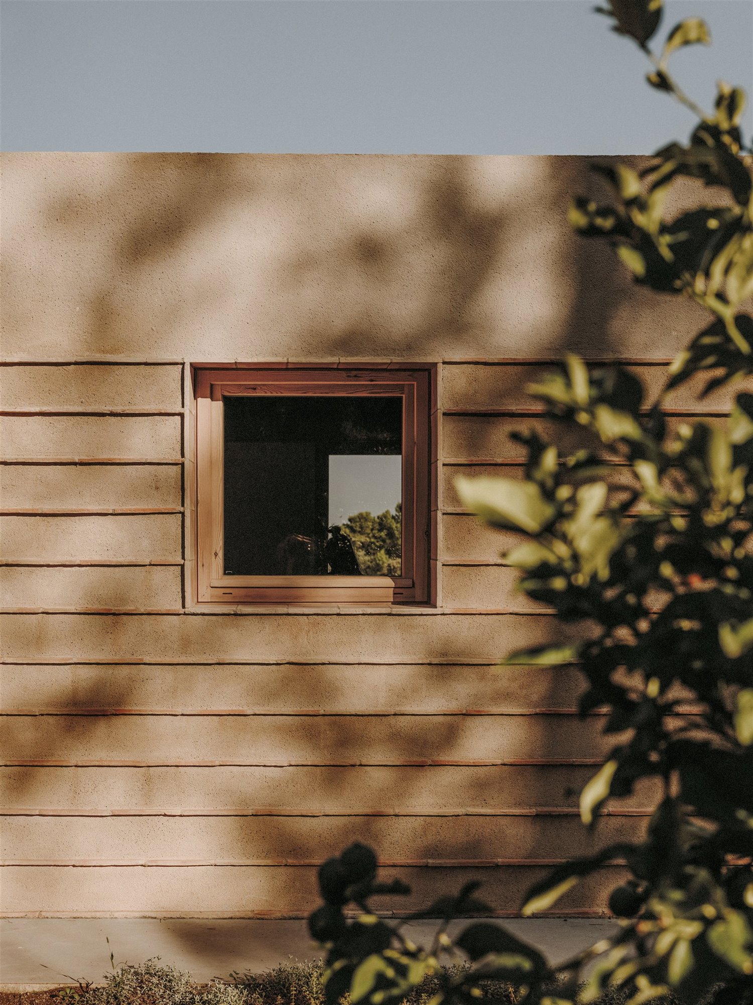 Casa moderna en el campo del estudio de arquitectura Mesura detalle de una ventana