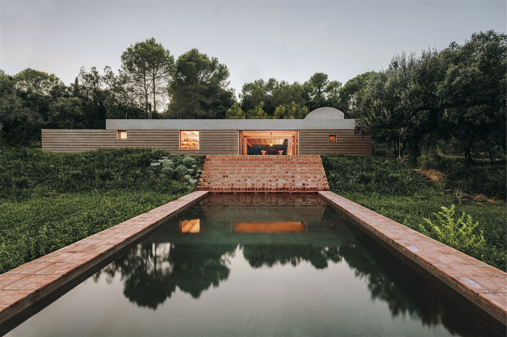 Casa moderna en el campo del estudio de arquitectura Mesura fachada junto a la piscina