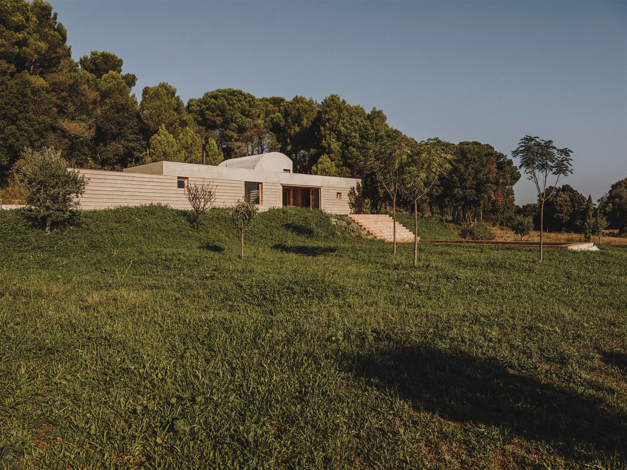 Casa moderna en el campo del estudio de arquitectura Mesura fachada junto al campo
