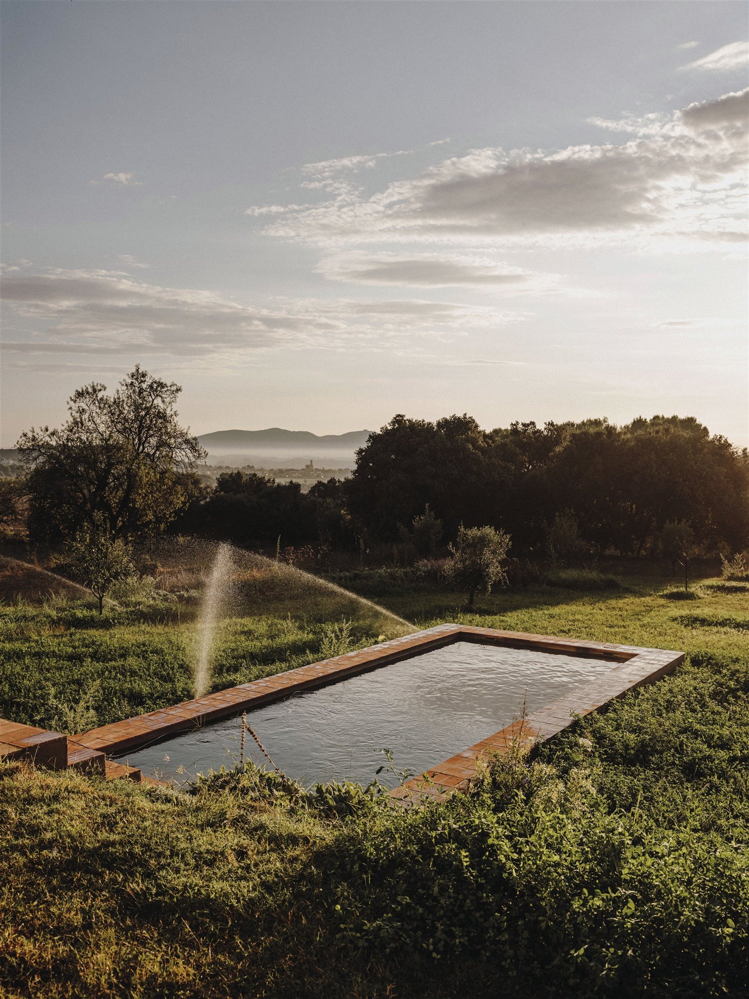 Casa moderna en el campo del estudio de arquitectura Mesura piscina tipo alberca